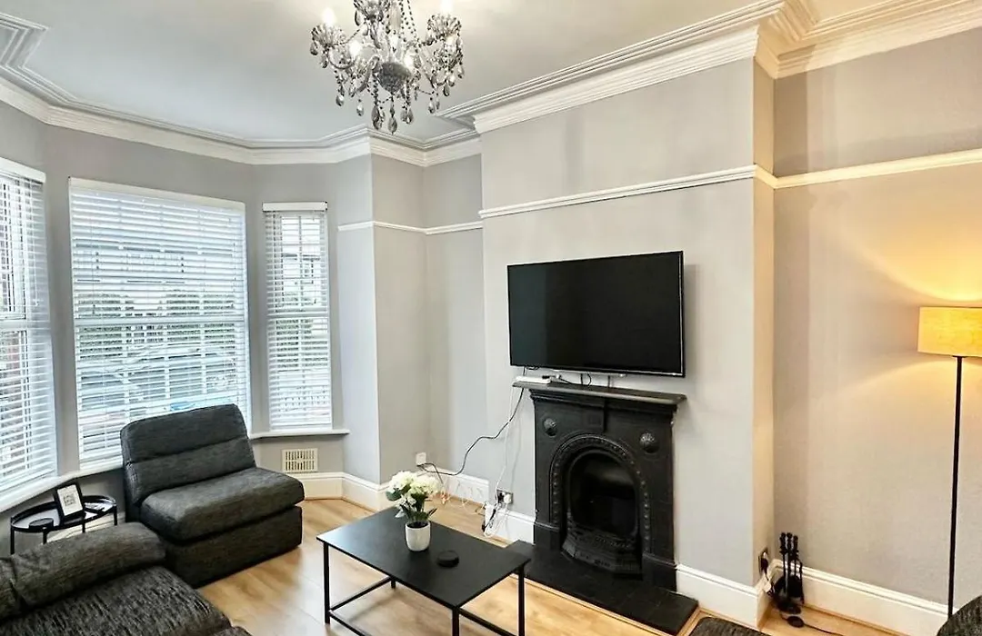 Large 5-Bedroom House In Salford-Free Parking-Sleeps 10-1